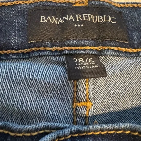 BANANA REPUBLIC 28/6 medium Wash Bermuda shorts Jeans EUC - Picture 2 of 6